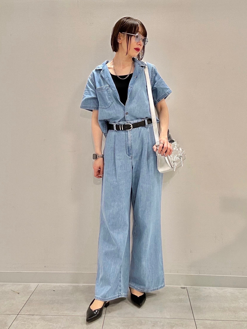 ブラッシーニットスキッパーポロシャツ、バレルレッグジーンズ