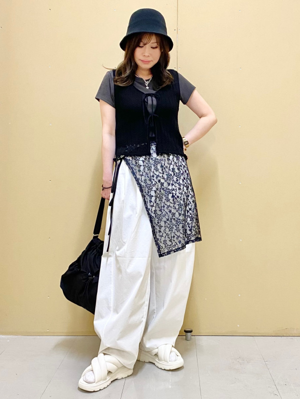 透かし編みニットジレ、ライトデニムフレアマキシスカートの
