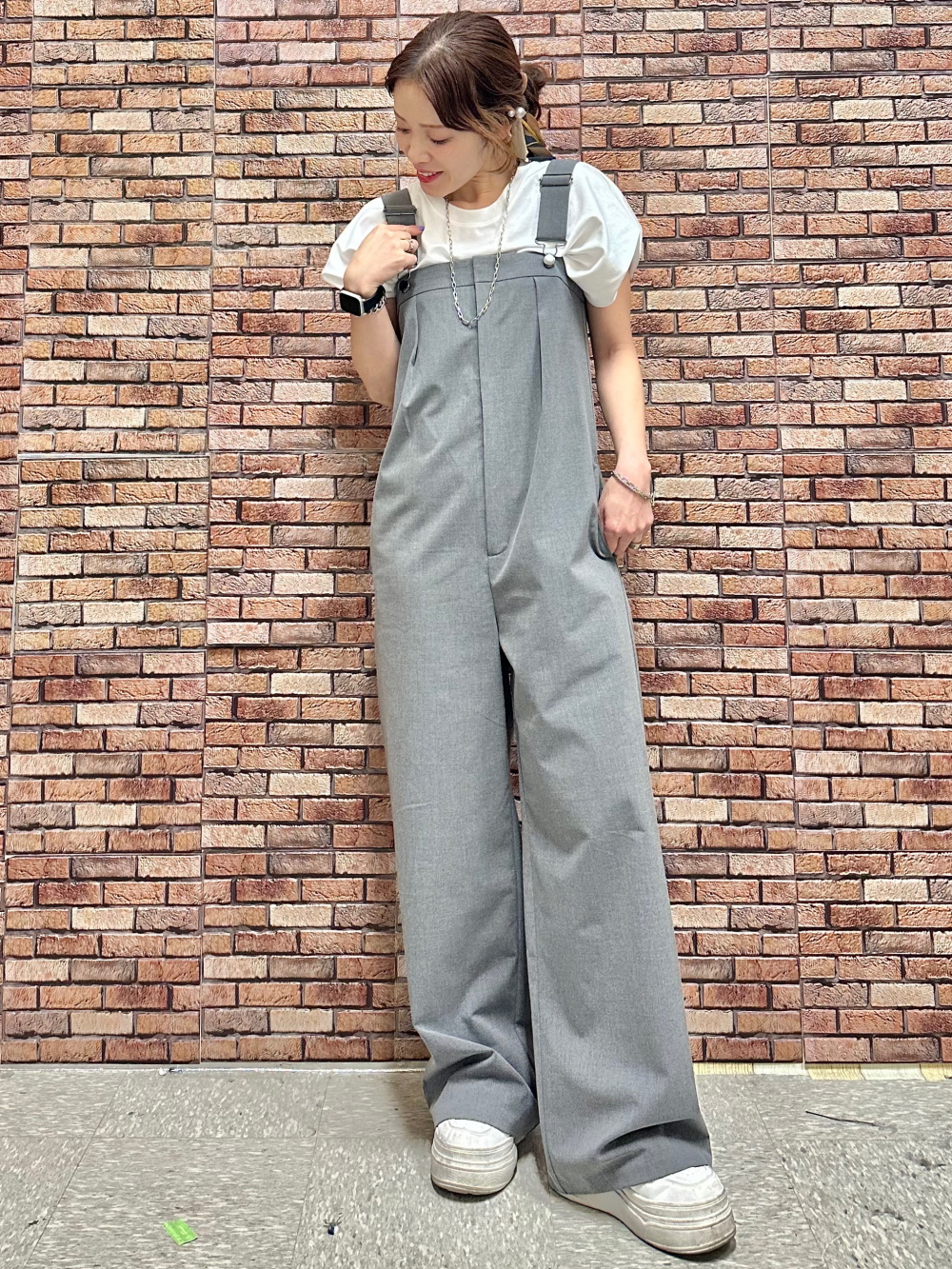 ドライウエストタックT、タックサロペットパンツQ」の着用 