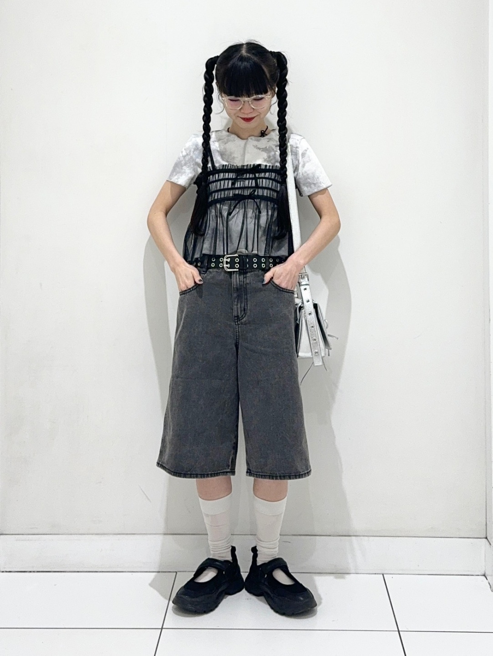女の子2体 Denim Oversized Shirt、Double Shoe Lace Flat Sneakers」| GU
