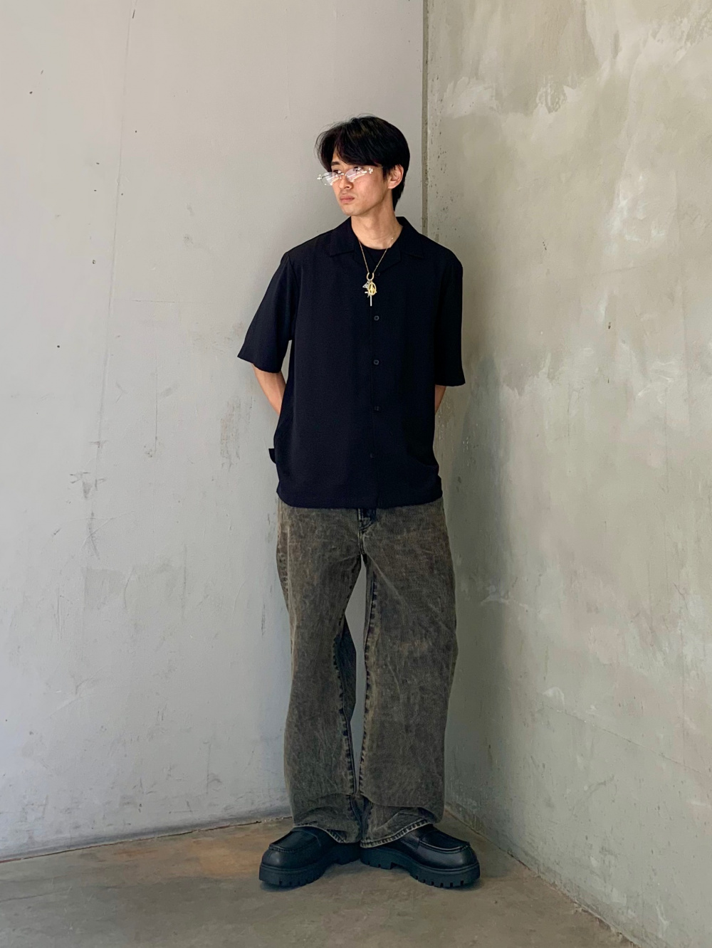 2ピースコート by rokh、ジーンズ by rokh」の着用