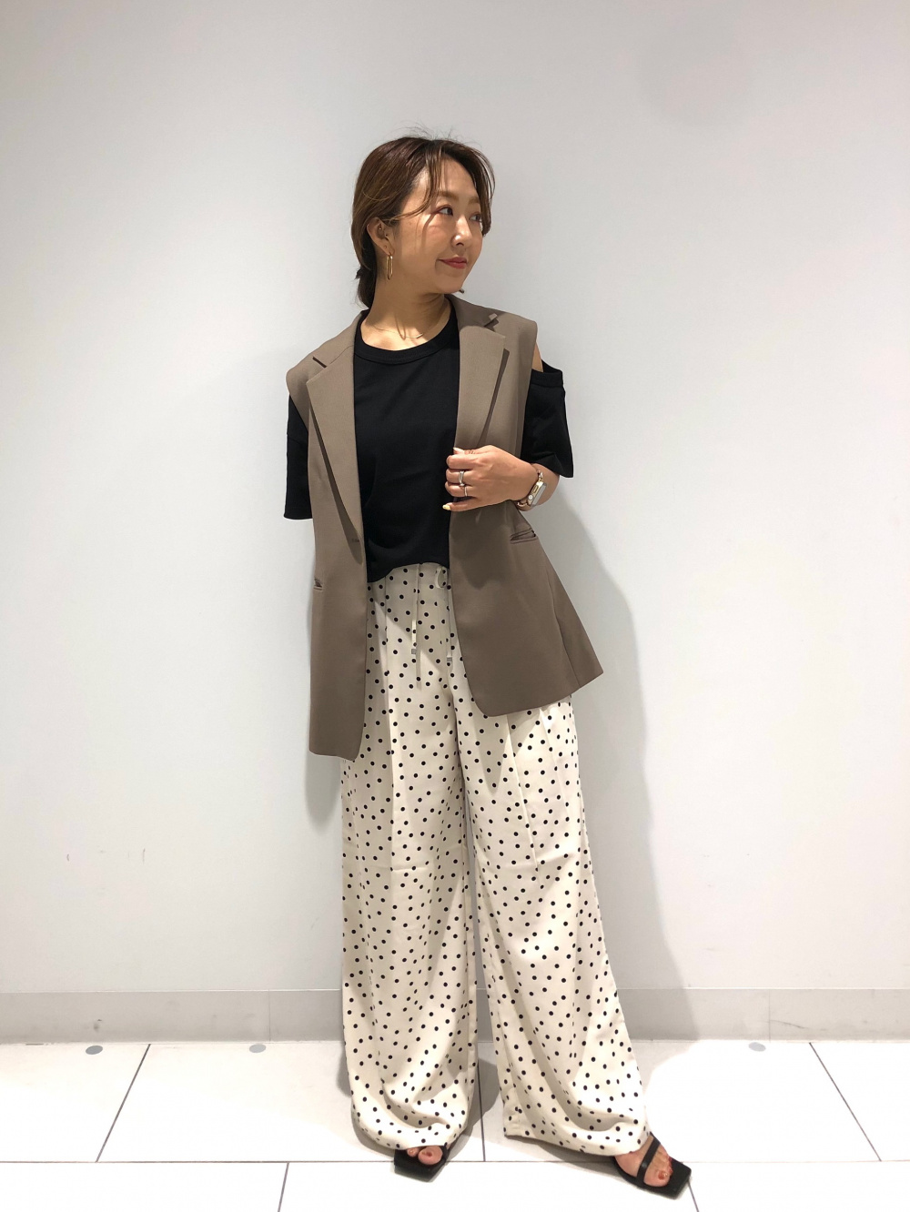 GU♡テーラードベストZ♡S size♡ベージュとブラックのセット売り テーラードベストZ、GIRLSクロップドワンショルダーT JR」の着用