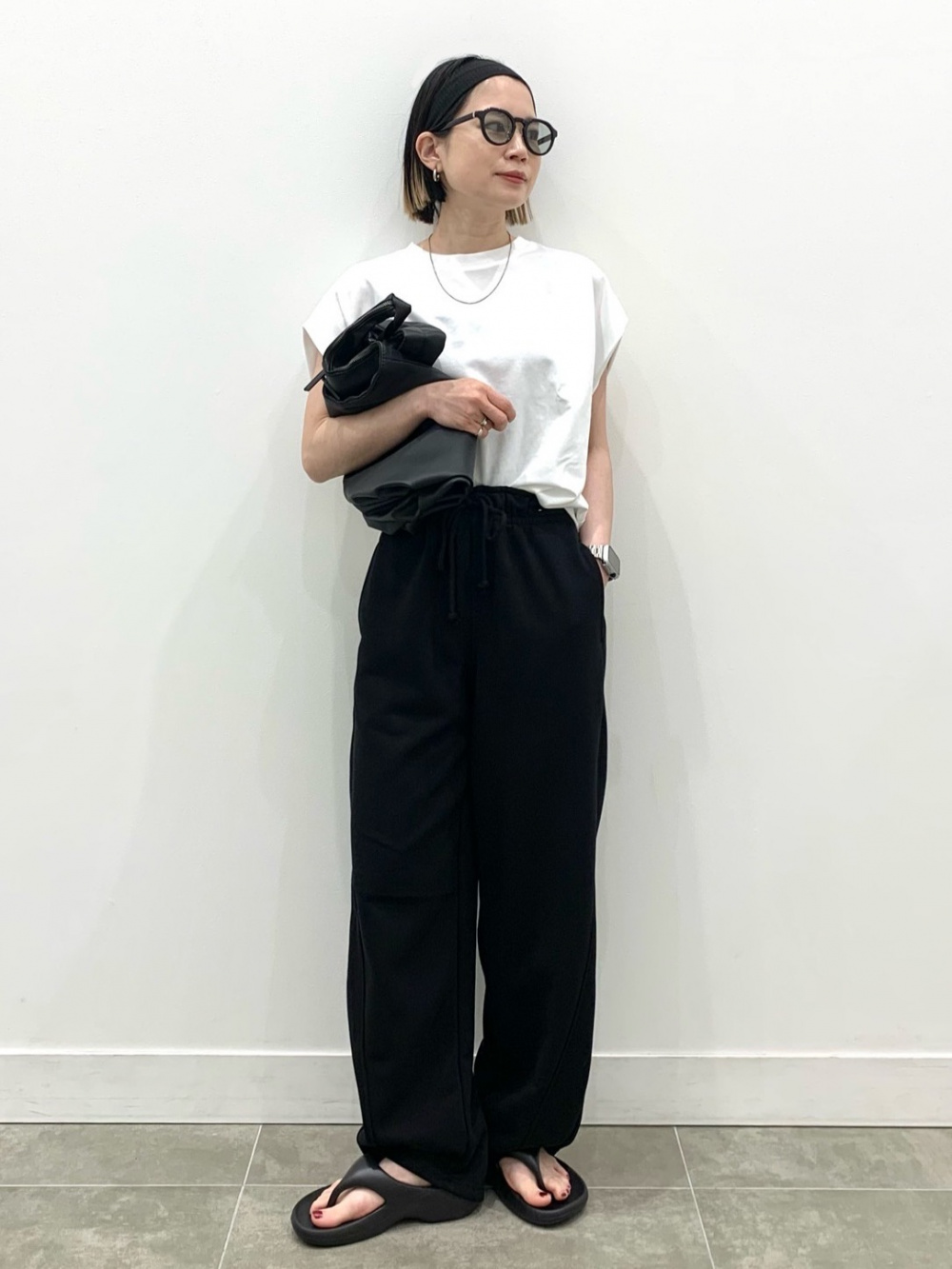 オフショルダーT、タックサロペットパンツQ」の着用