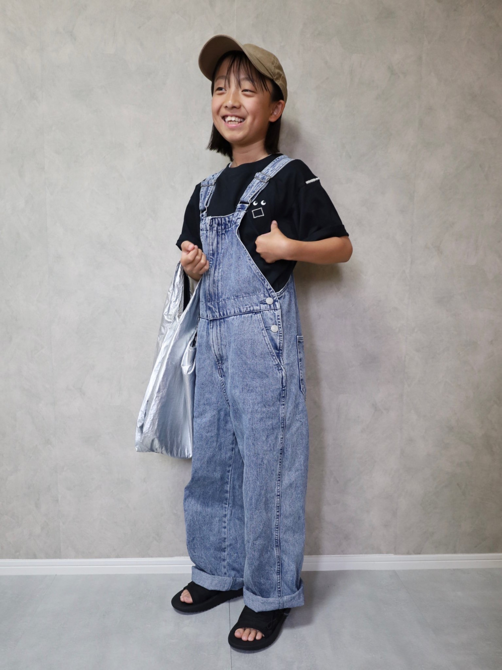 6点セット　まとめ売り レディース服　コーデ売り サロペット リネンパンツ GIRLSフロントジップサロペットパンツJR+E」の着用