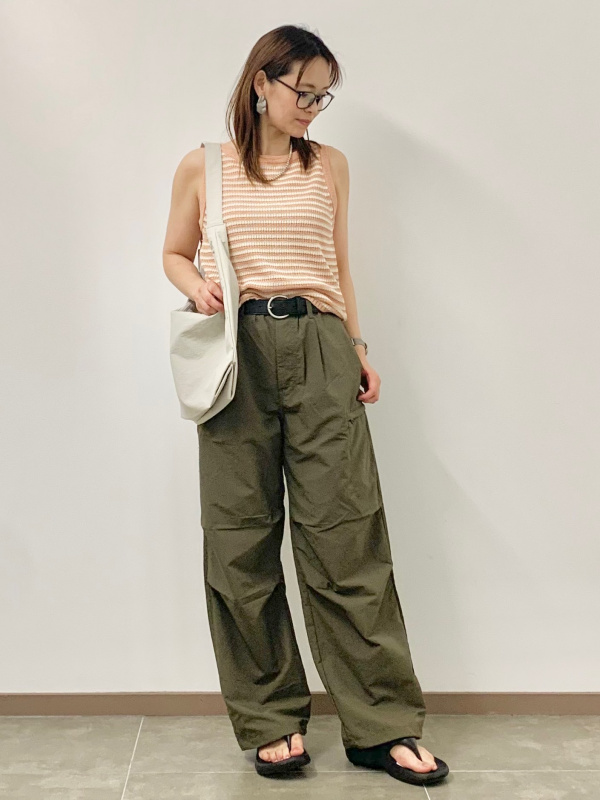 タイプ論 Textured Open Collar Shirt、Nylon Zip Parachute Pants」的穿搭靈感｜GU