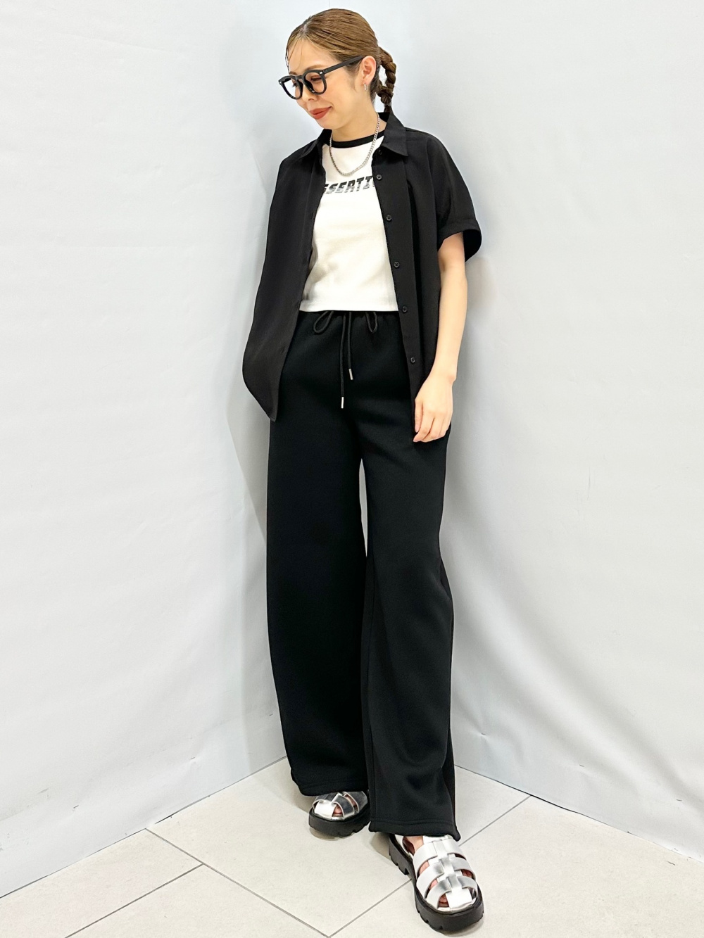 バレルレッグスラックス(丈標準70.0～74.0cm)、グルカサンダル+E