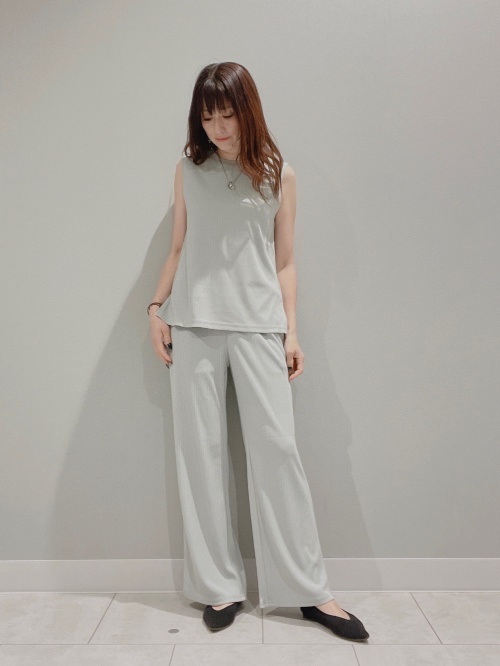リブスリットチュニック(ノースリーブ)、タックサロペットパンツQ」の 