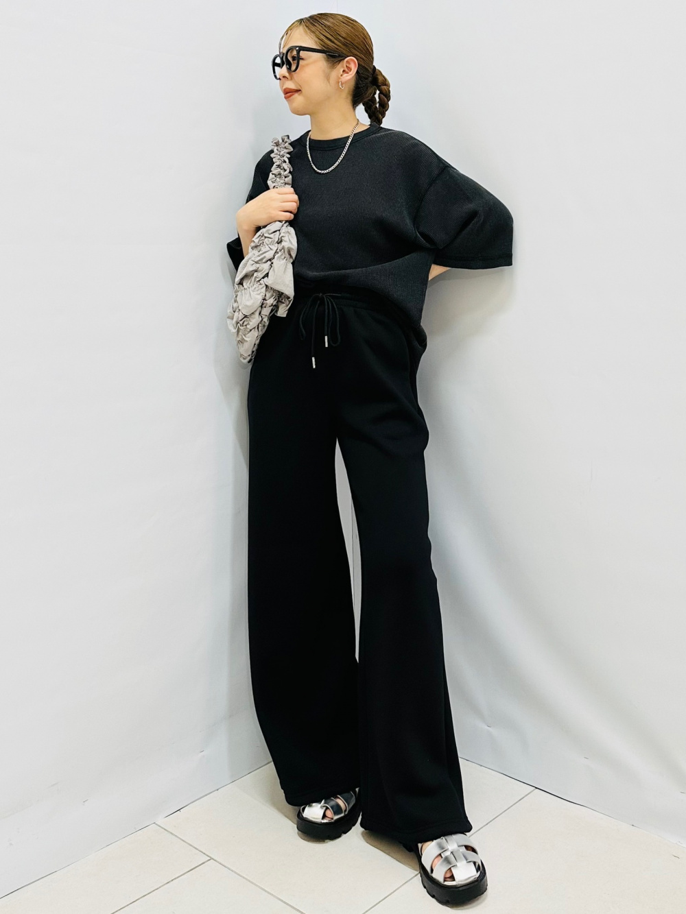 バレルレッグスラックス(丈標準70.0～74.0cm)、グルカサンダル+E