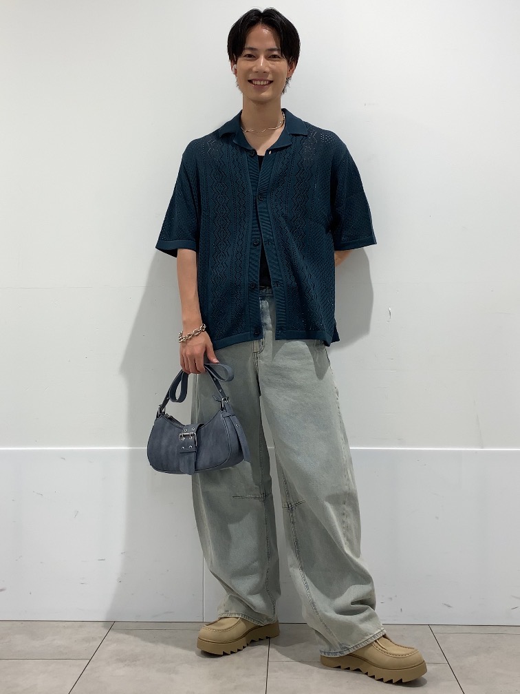 ショートケープコート by rokh、ワイドジーンズ by rokh」の着用