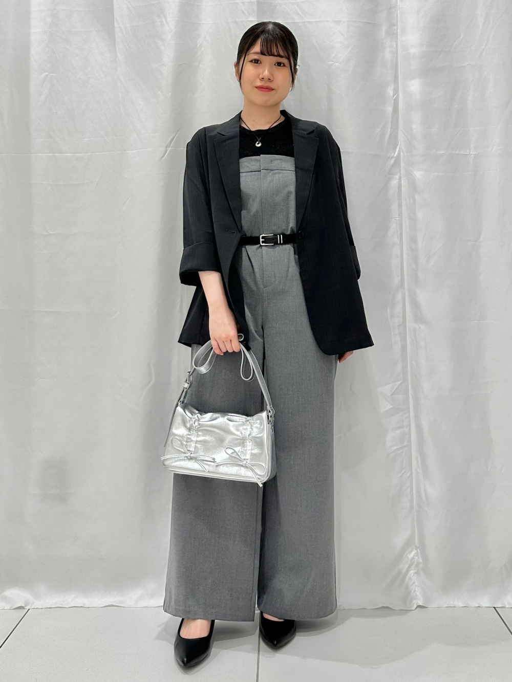 リブボートネックセーター(5分袖)Z、タックサロペットパンツQ」の着用