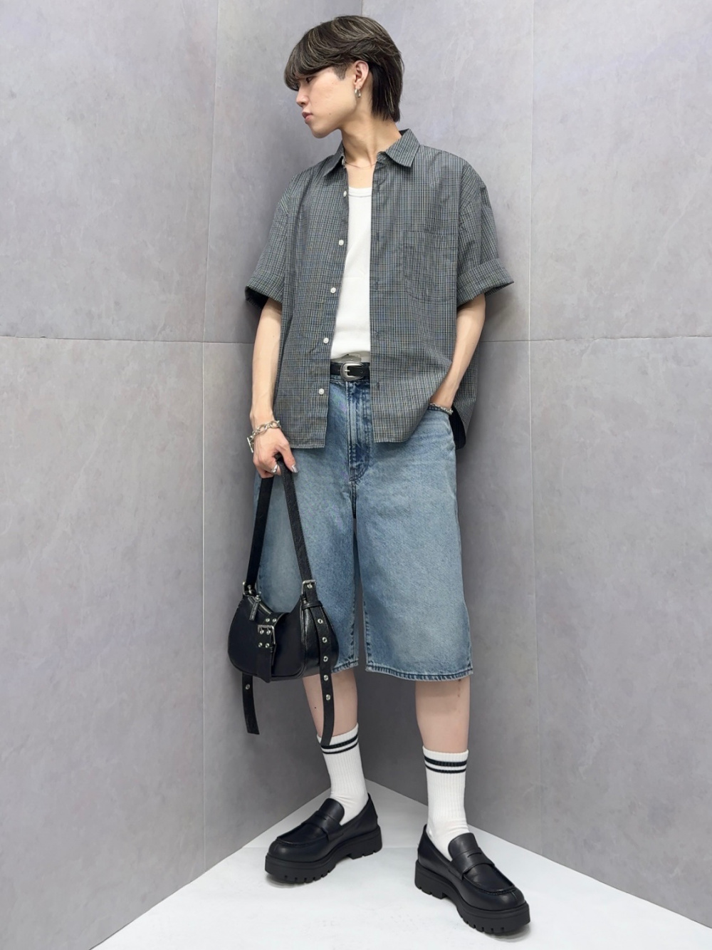 ショートケープコート by rokh、ワイドジーンズ by rokh」の着用