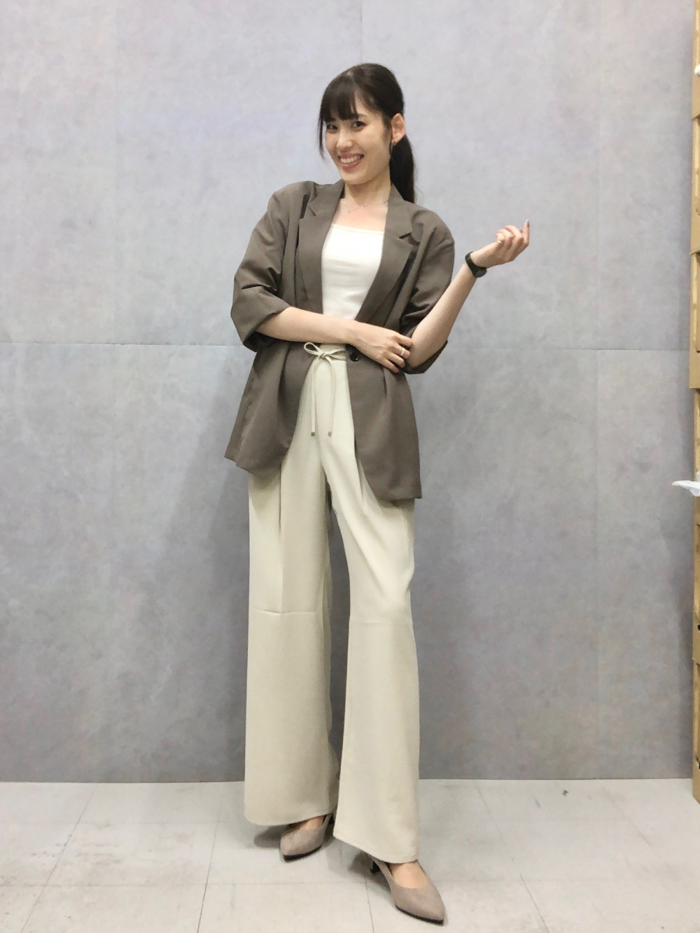 ドレープワイドパンツZ、シアーラメセーター(半袖)Q」の着用