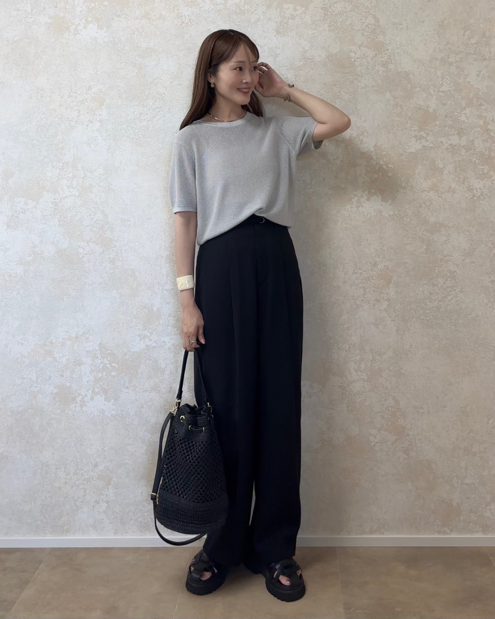 ドレープワイドパンツZ、シアーラメセーター(半袖)Q」の着用