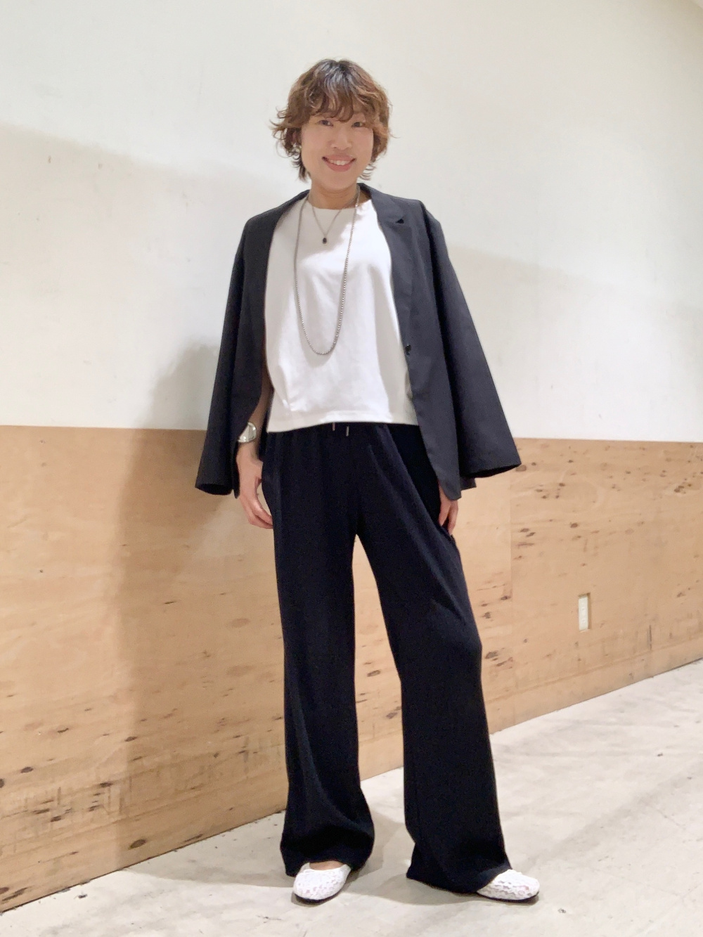 ドライウエストタックT、ライトウェイトテーラードジャケットZ」の着用