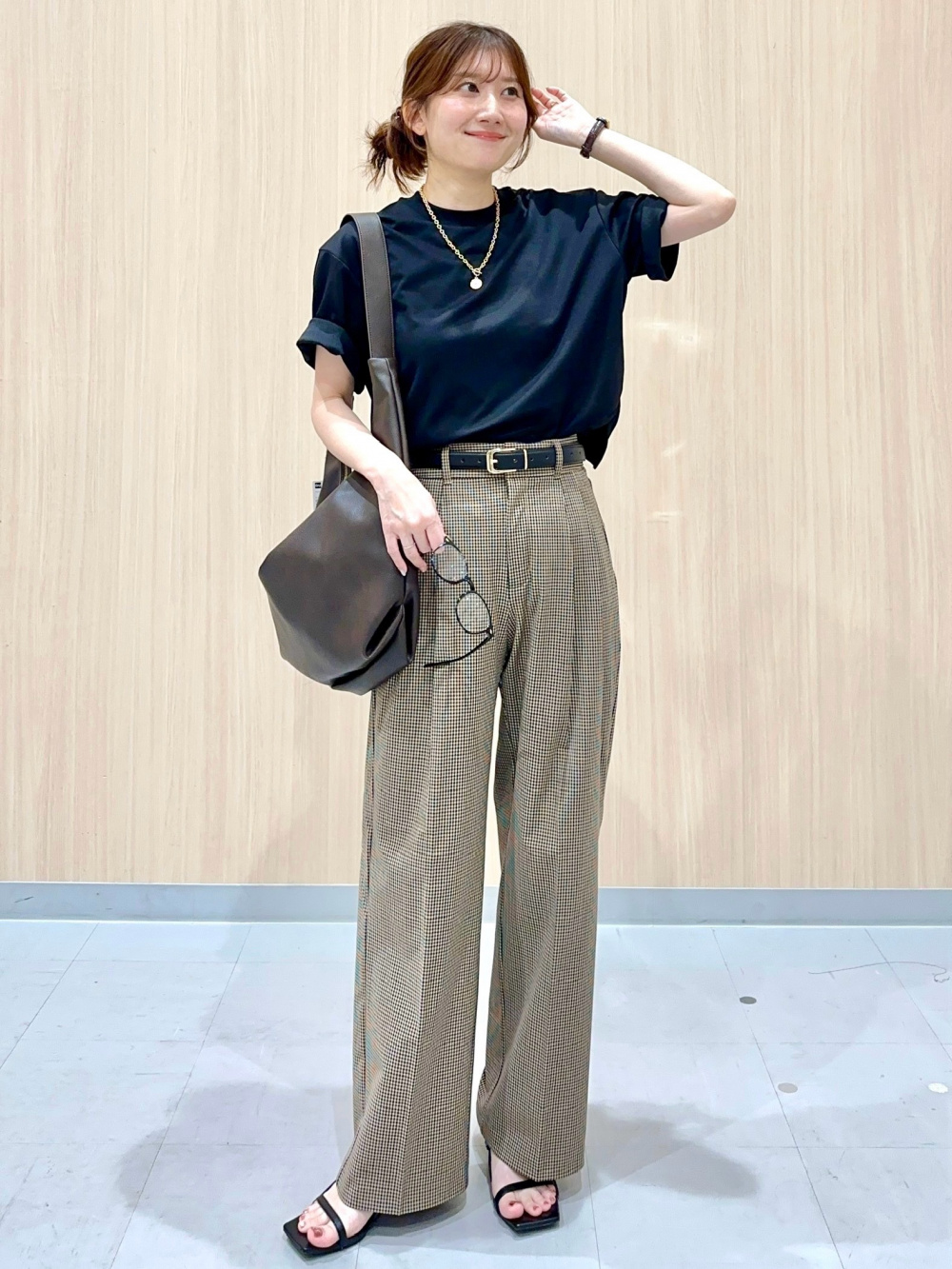 ドライワイドT(5分袖)、テックタックコクーンパンツ」の着用