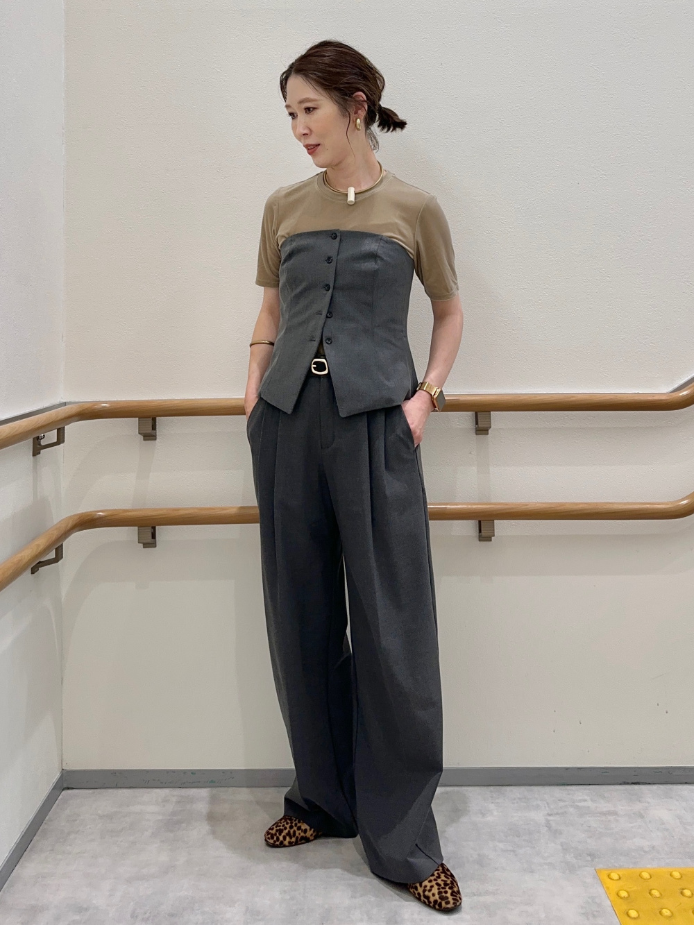 シアーベロアT、フロントボタンビスチェ」の着用コーディネート| ジーユー