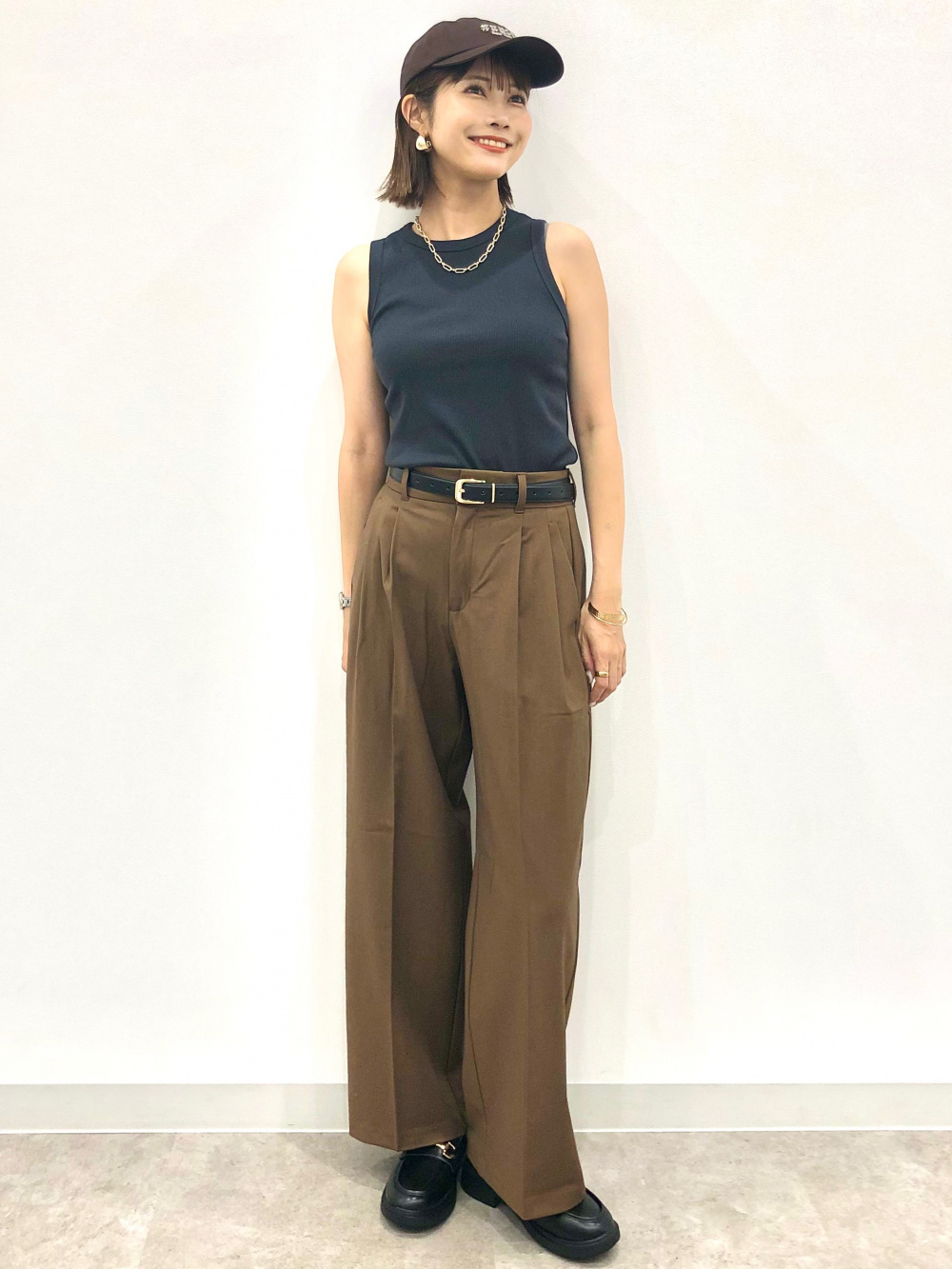 リブタンクトップ+E、ペインターハーフパンツ」の着用