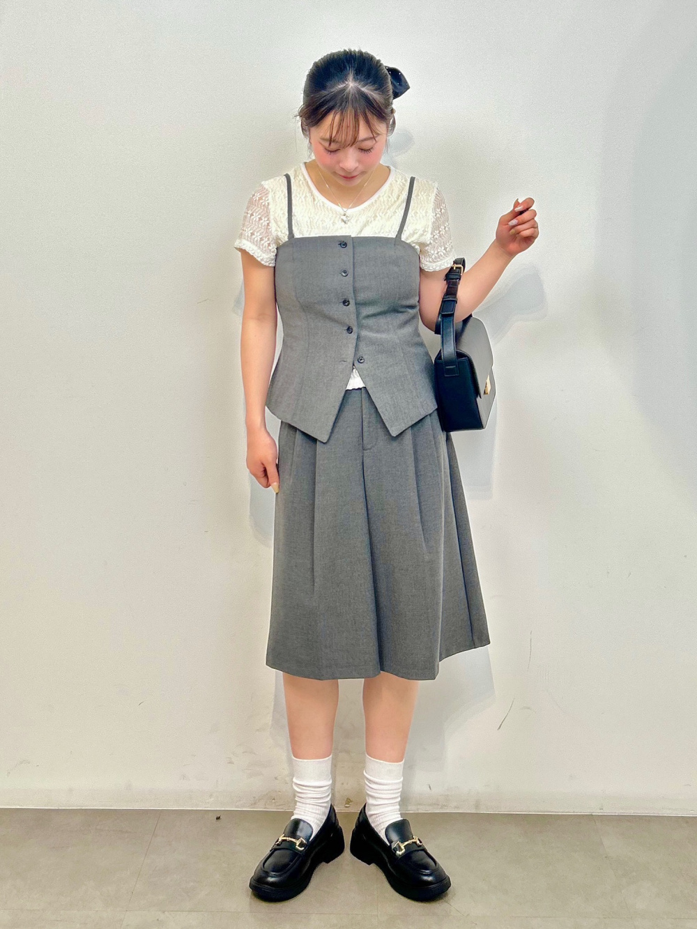 GIRLSレースコンビネーションT JR、フロントボタンビスチェ」の着用