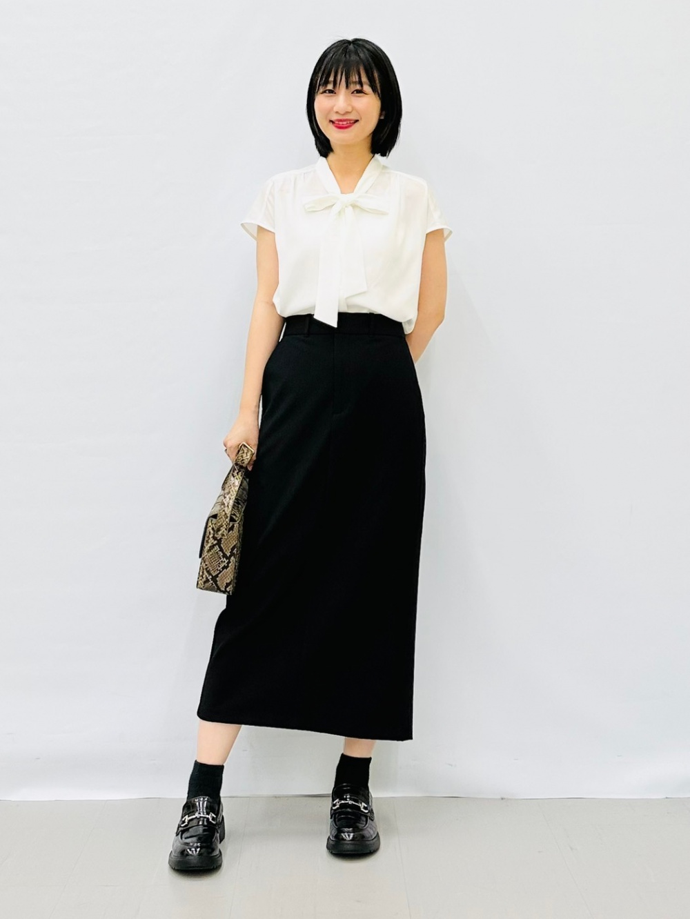 ボウタイブラウス(半袖)Z+E、ナローロングスカートZ」の着用