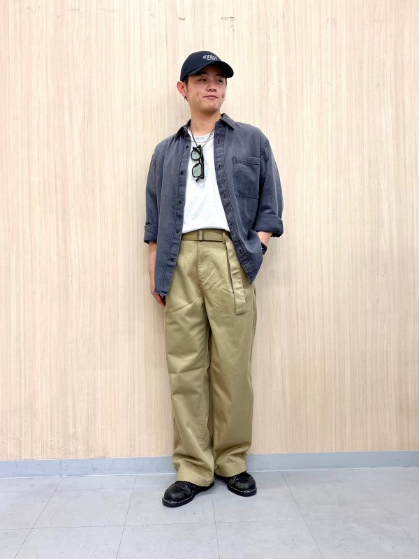 コットンクルーネックT、デニムオーバーサイズシャツのコーディネート