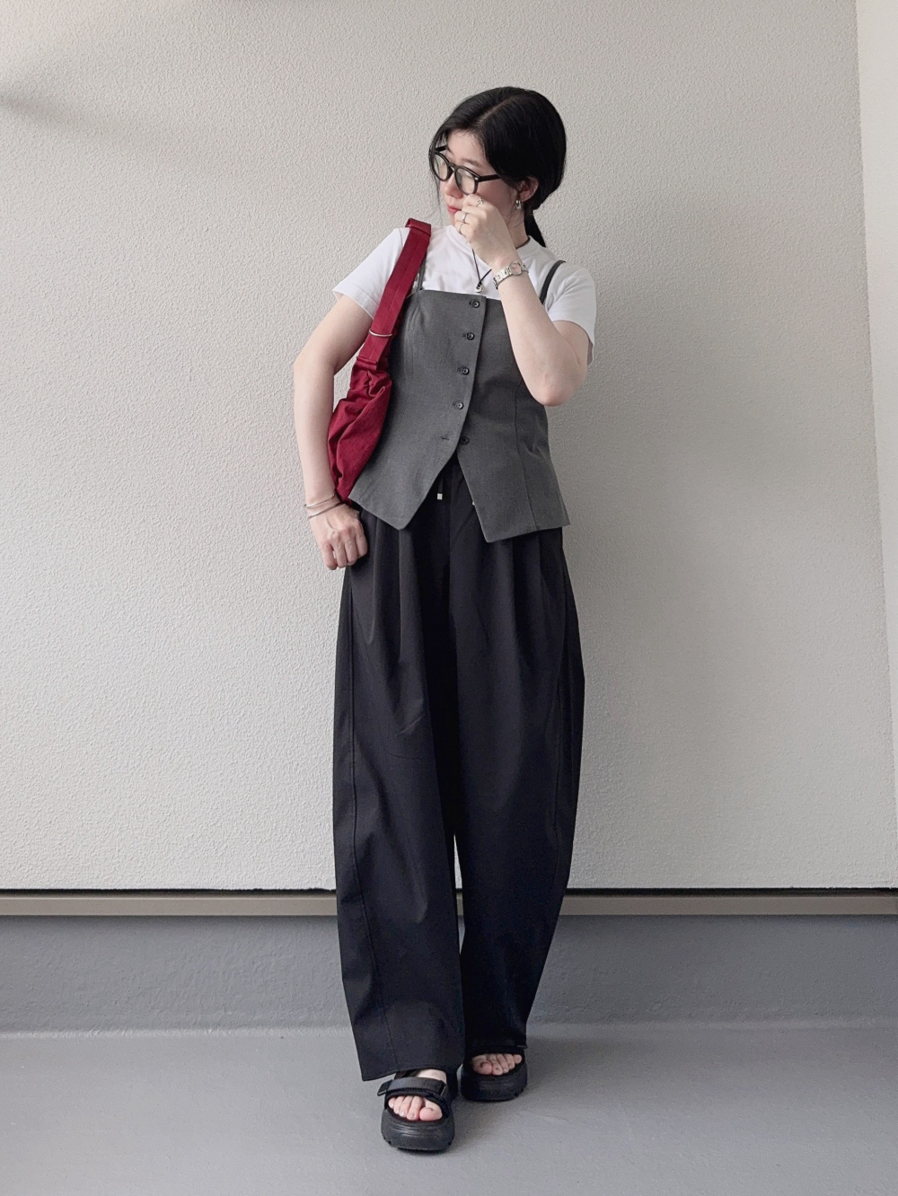 フロントボタンビスチェ、バレルレッグプルオンパンツQ」の着用