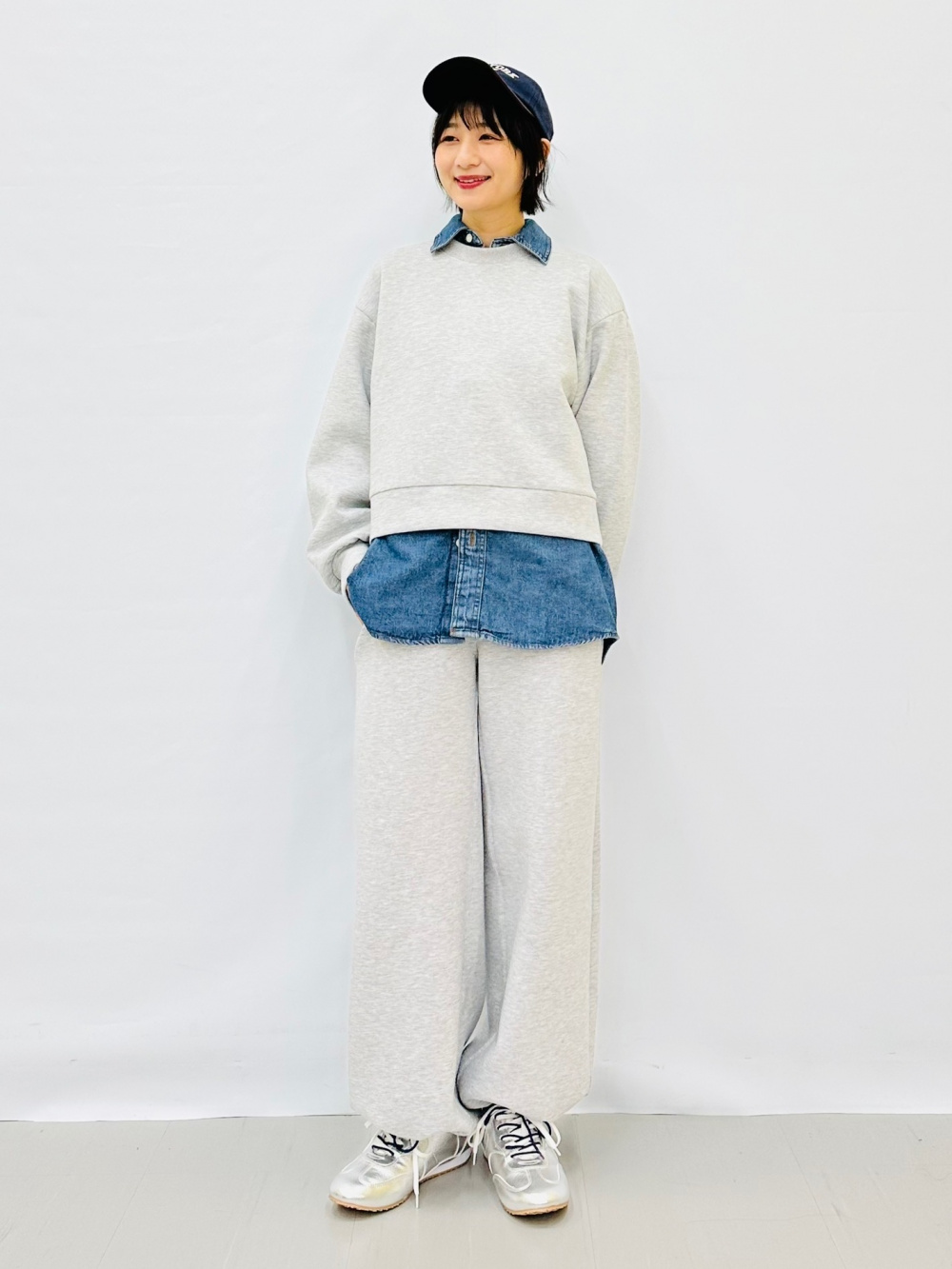 女の子2体 Denim Oversized Shirt、Double Shoe Lace Flat Sneakers」| GU