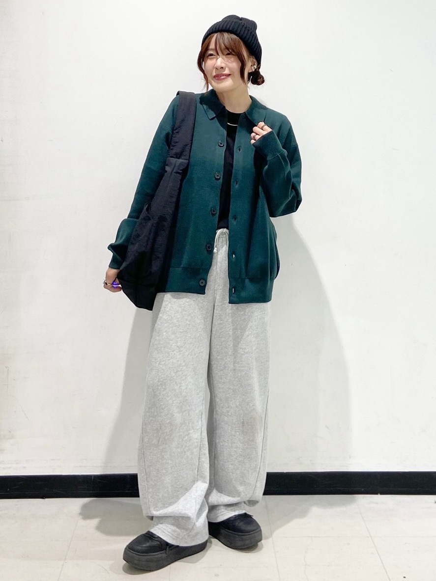 デニムフーディブルゾンNT+E、コットンスムースクルーネックT」の着用