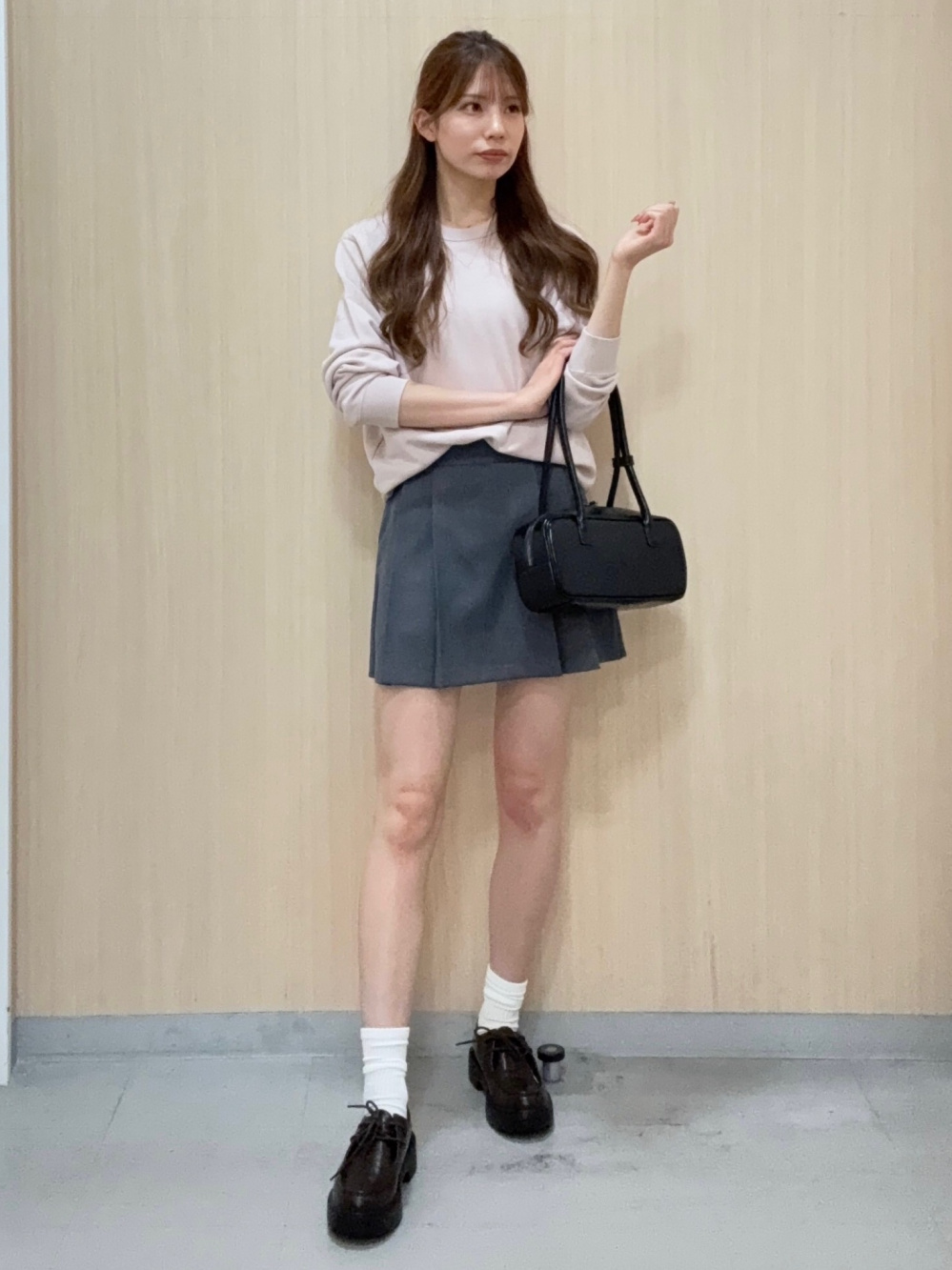 スウェットプルオーバー、サイドプリーツスコート」の着用