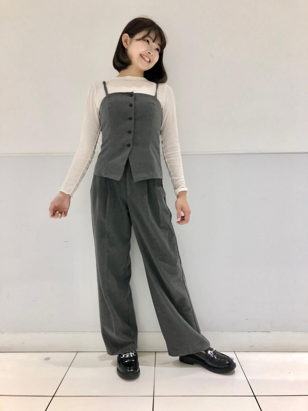 ソフトシアークルーネックT(長袖)、フロントボタンビスチェ」の着用