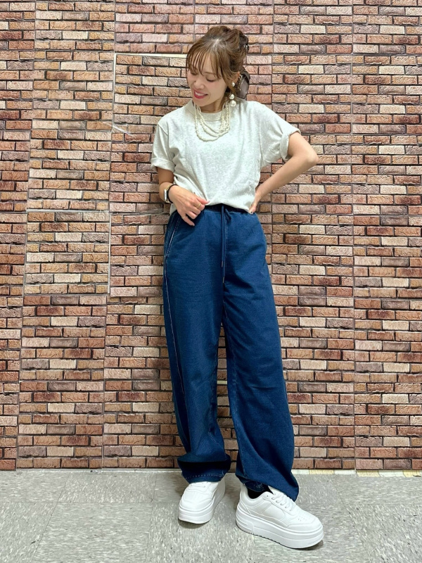 レディースデニムパンツ✦ボーイッシュ✦年中使えるカジュアルコーデ X-girl（エックスガール）の「CHEMICAL WASH DENIM EASY PANTS