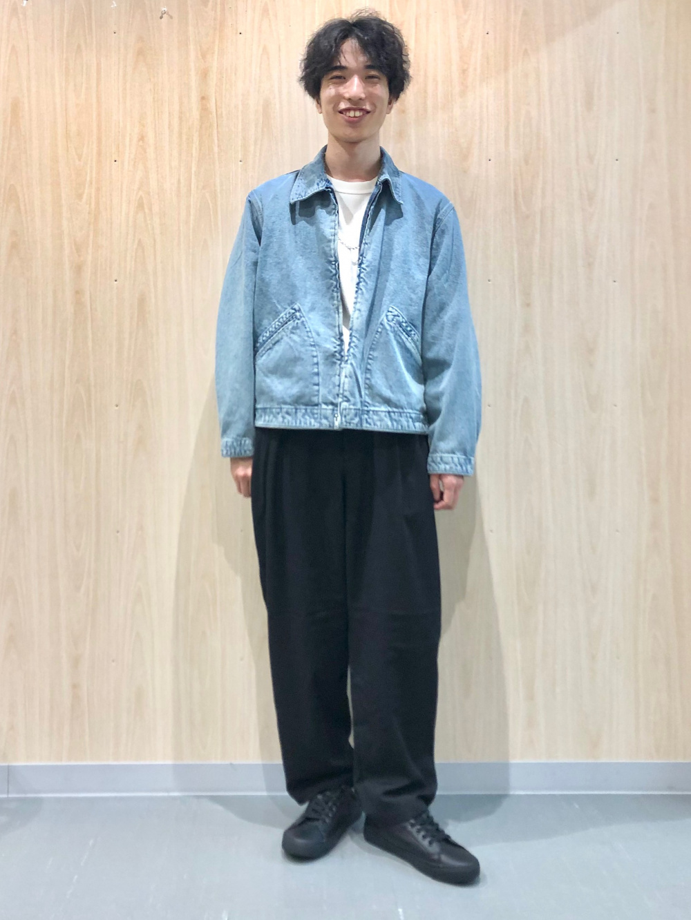 （セット）rokh クロップドデニムジャケット &パンツ ※上M 下S ニットポロシャツ(5分袖) by rokh、クロップドパンツ by rokh」の着用