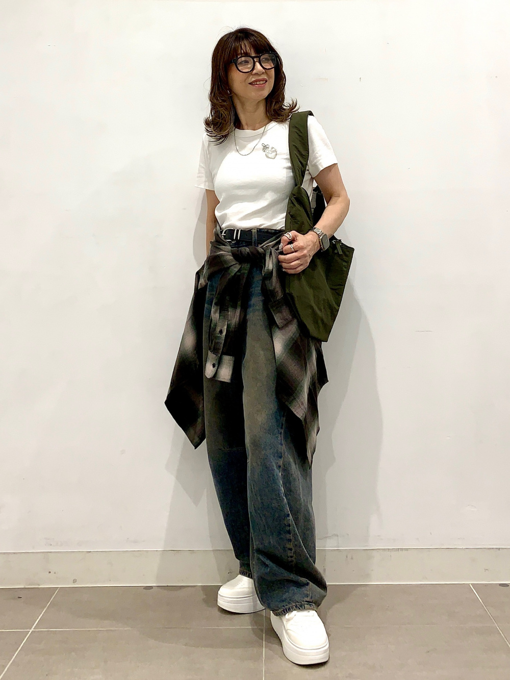 デニムフーディブルゾンNT+E、コットンスムースクルーネックT」の着用