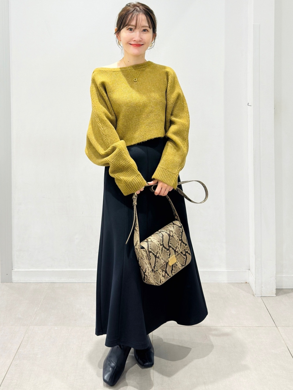 ツイーディーニットカーディガン、フリルネックブラウス」の着用