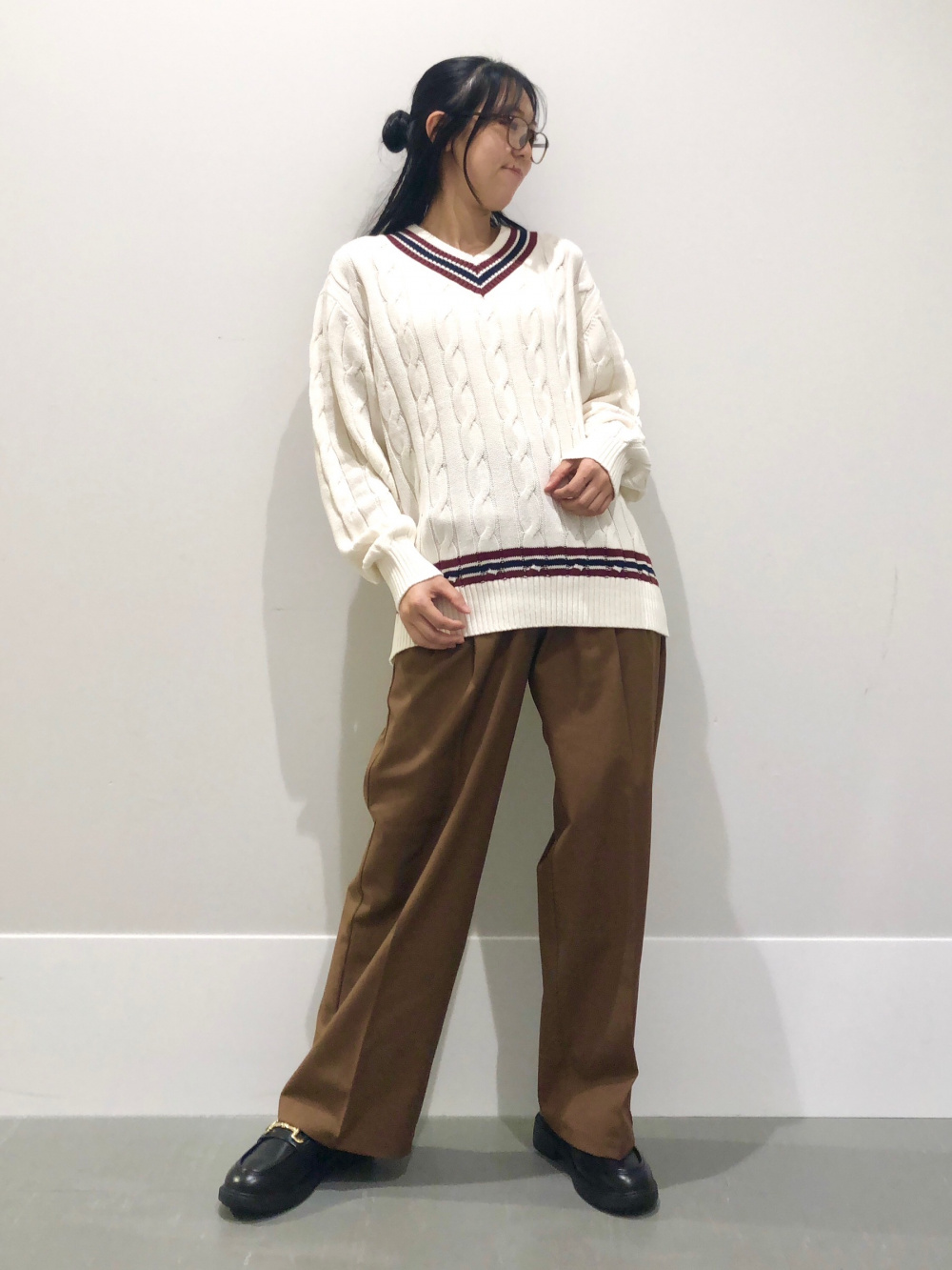 コットンチルデンVネックセーター、タックワイドパンツ(丈標準