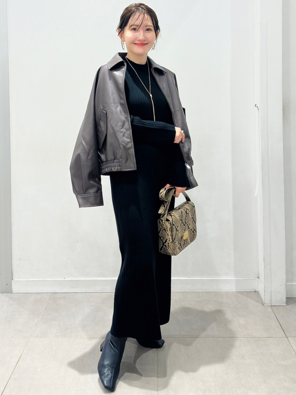 スタンドカラーブラウスZ、ダブルボタンジャンパードレスNTQ+E」の着用