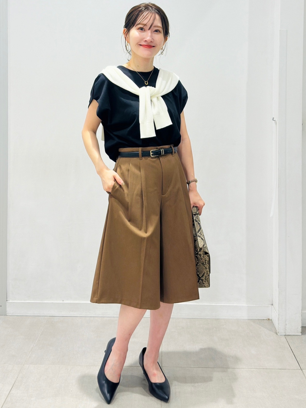 リブニットスクエアネックタンクトップ、シアーカーディガンZ」の着用