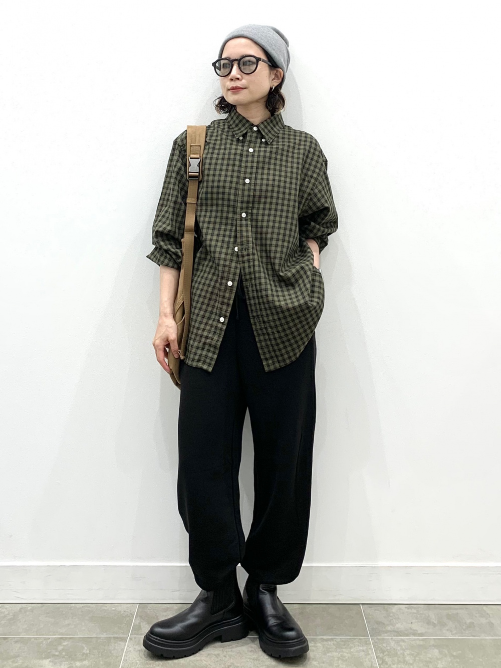 スウェットジョガーパンツ、ダブルポケットニットジャケット」の着用