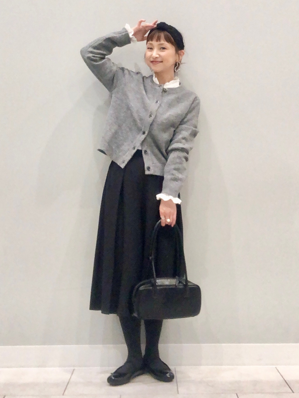 ツイーディーニットカーディガン、フリルネックブラウス」の着用