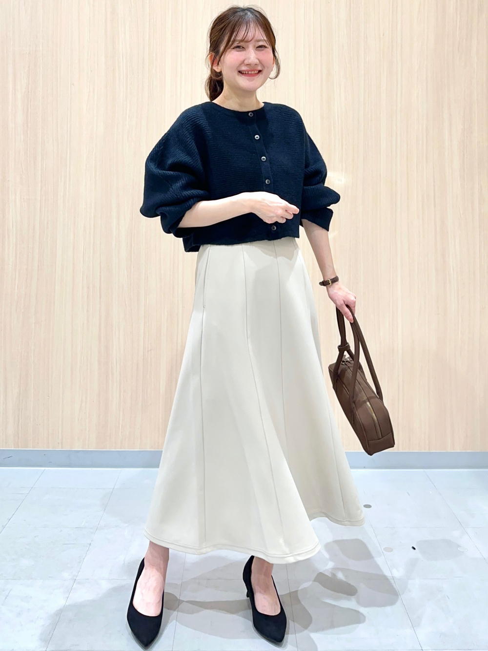 ツイーディーニットカーディガン、フリルネックブラウス」の着用