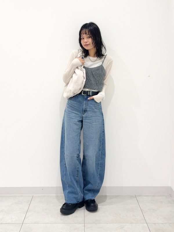 ミニハイネックセーター(ノースリーブ)Z、バレルレッグジーンズ(丈標準