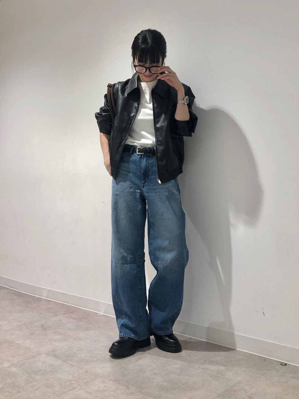 デニムフーディブルゾンNT+E、コットンスムースクルーネックT」の着用