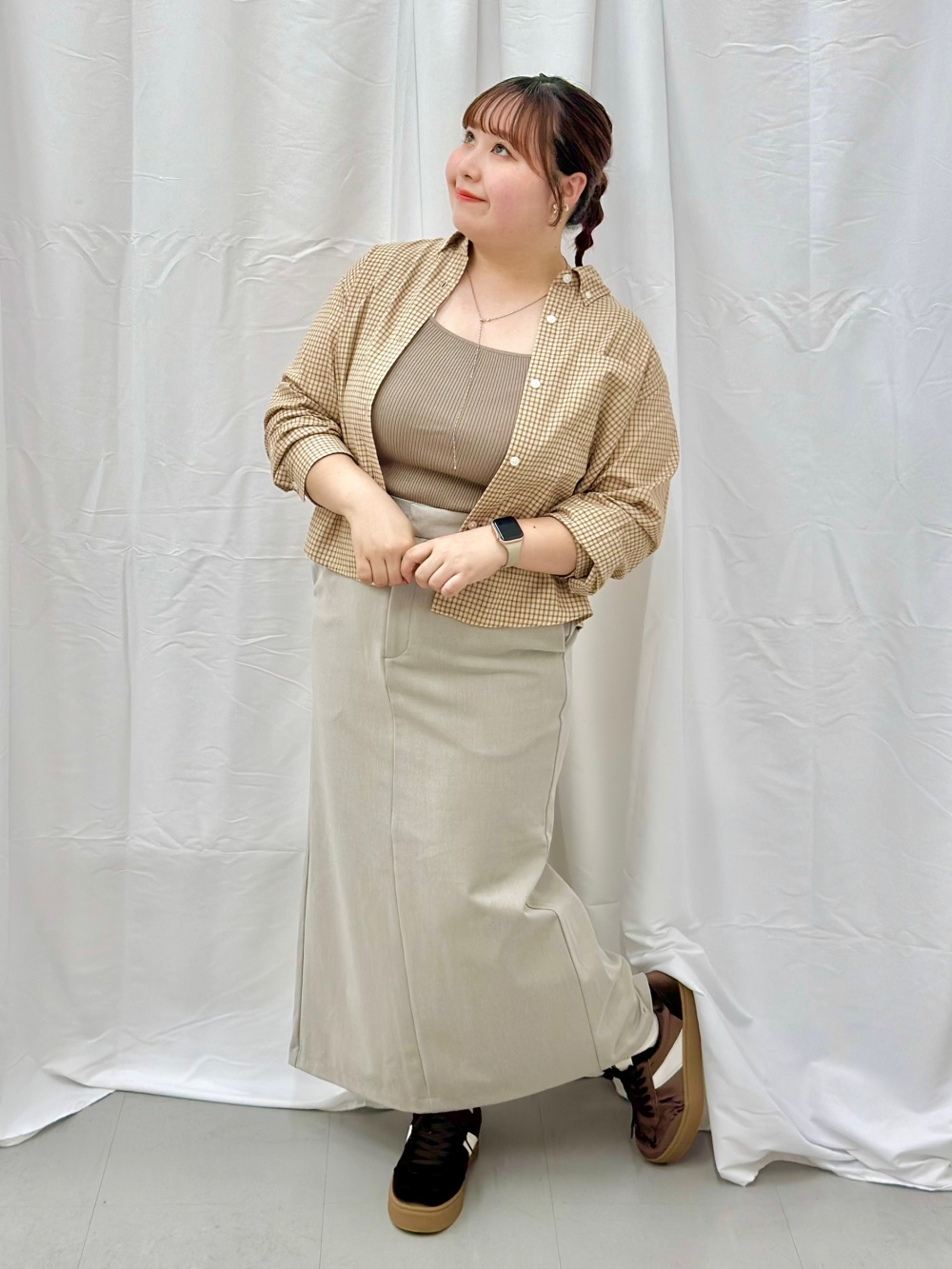 リブニットスクエアネックタンクトップ、シアーカーディガンZ」の着用