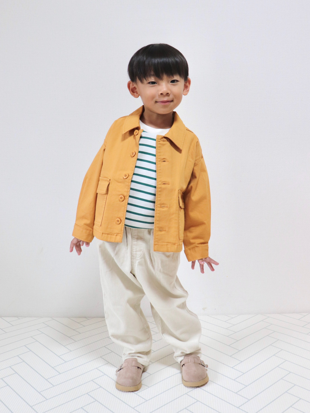 KIDSワークジャケット、KIDSコーデュロイキャロットパンツ」の着用 