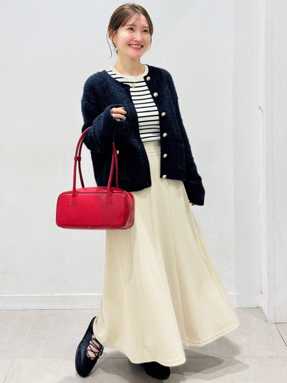 ツイーディーニットカーディガン、フリルネックブラウス」の着用