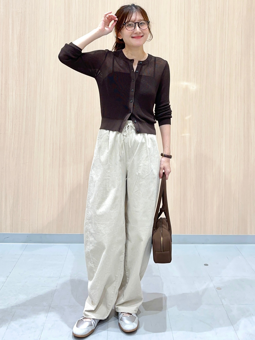 リブニットスクエアネックタンクトップ、シアーカーディガンZ」の着用