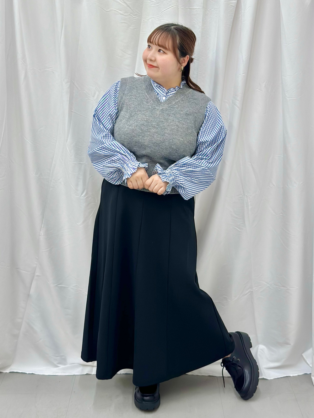 フルジップニットジャケット by rokh、フリルネックブラウス」の着用