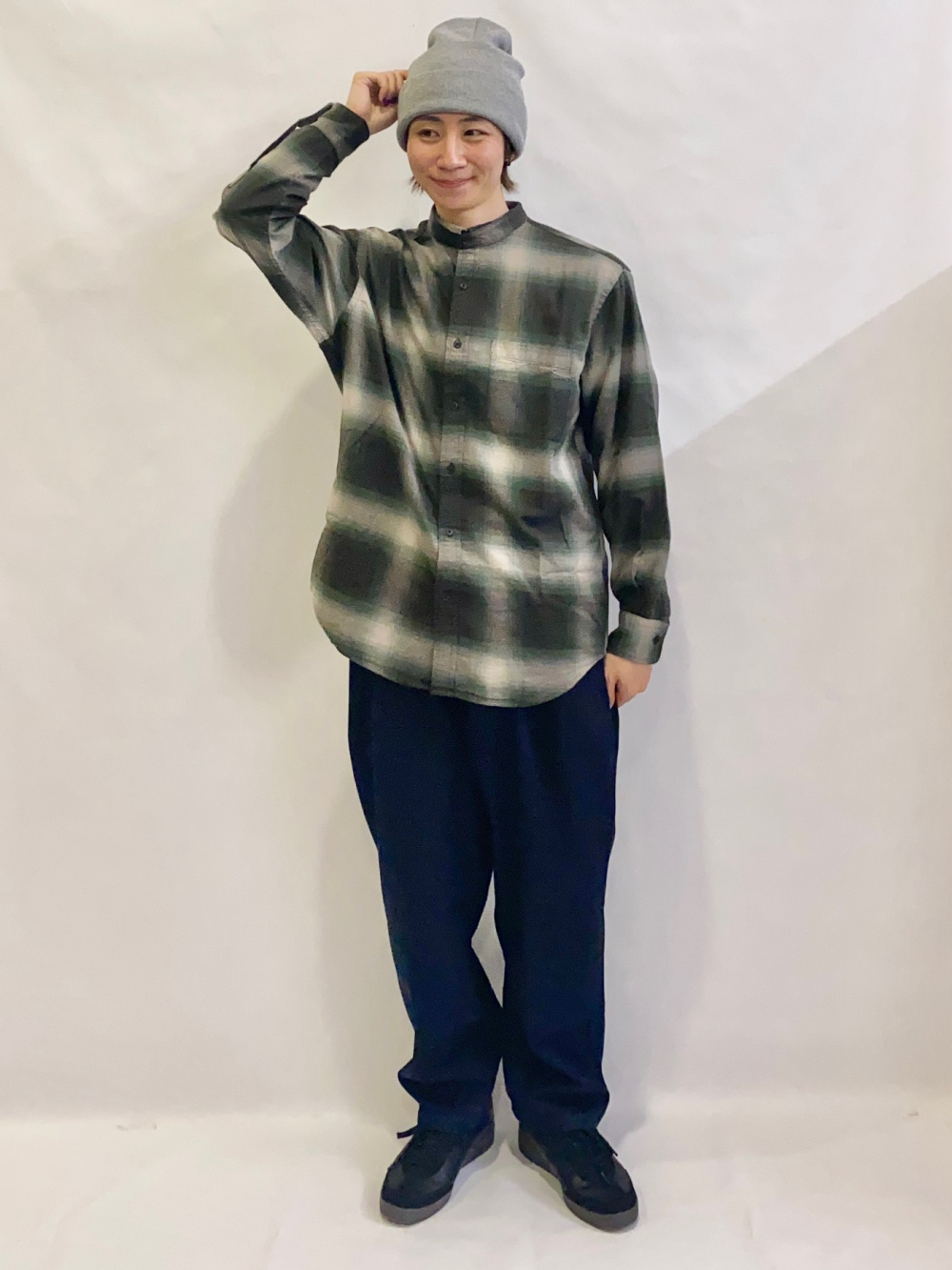 スウェットプルオーバー、ジップアップパーカ by rokh」の着用