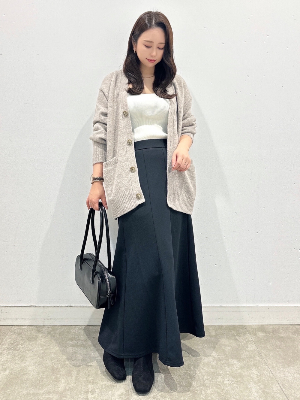 リブニットスクエアネックタンクトップ、シアーカーディガンZ」の着用