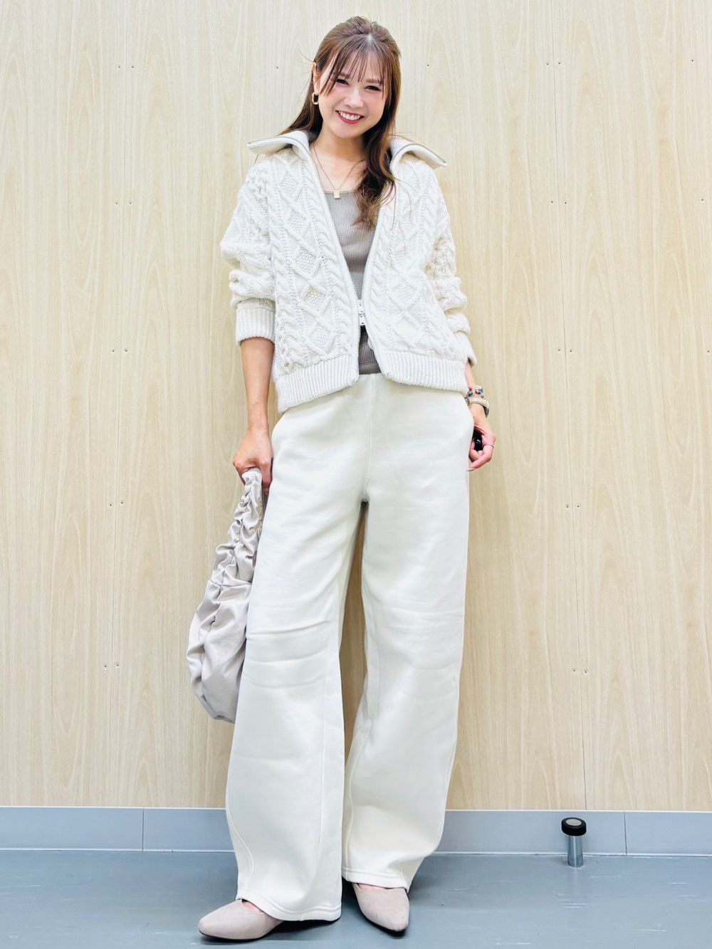 どこかのつくえ リブニットスクエアネックタンクトップ、シアーカーディガンZ」の着用