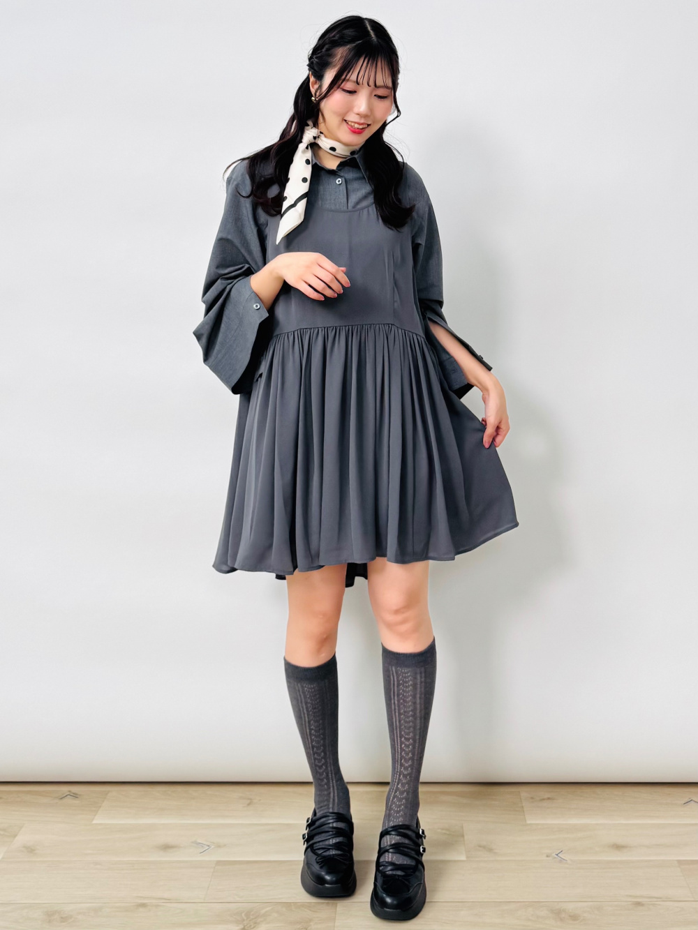 2ピースシャツミニワンピースセット by rokh、ドットスカーフ」の着用